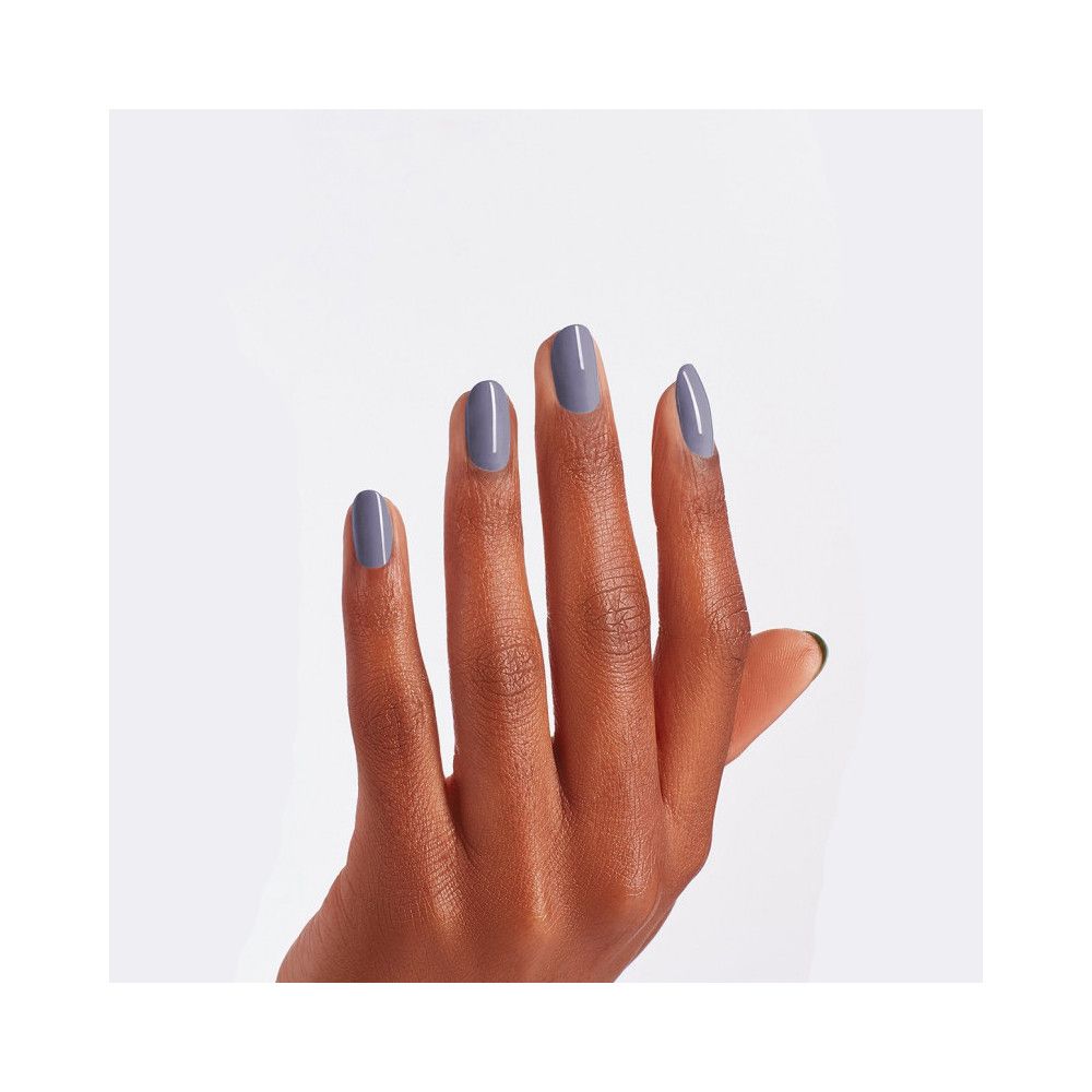 Hand mit lackierten Nägeln in Lila. Glänzendes Finish.