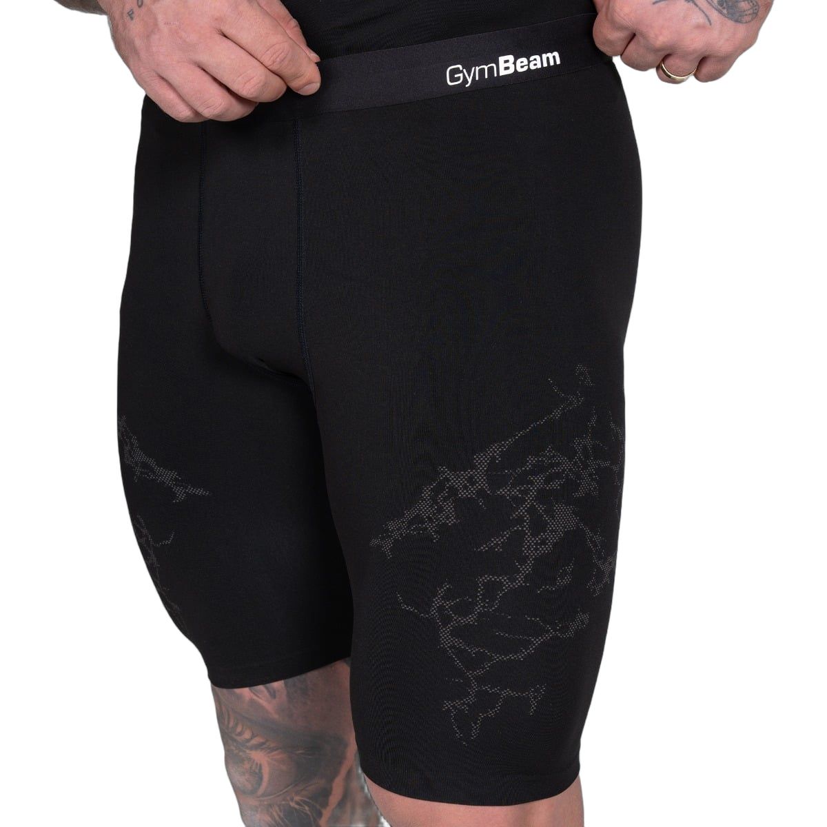 Nahaufnahme von schwarzen Herren-Shorts mit nahtlosem Design und Muster an den Oberschenkeln.