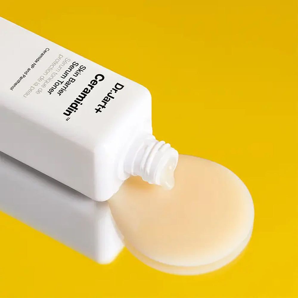 Produktflasche mit gelbem Deckel. Aufschrift: Dr.Jart+ Ceramidin Skin Barrier Serum Toner.
