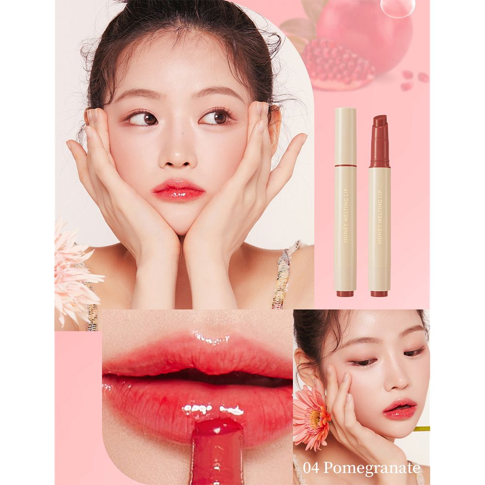 Frau mit Lippen-Make-up. Zwei Lippenstifte, Nahaufnahme der Lippen. Aufschrift: 04 Pomegranate.