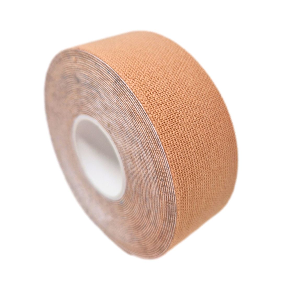 Rolle Kinesiologie-Tape, beige. Aufgerollt, diagonale Ansicht.