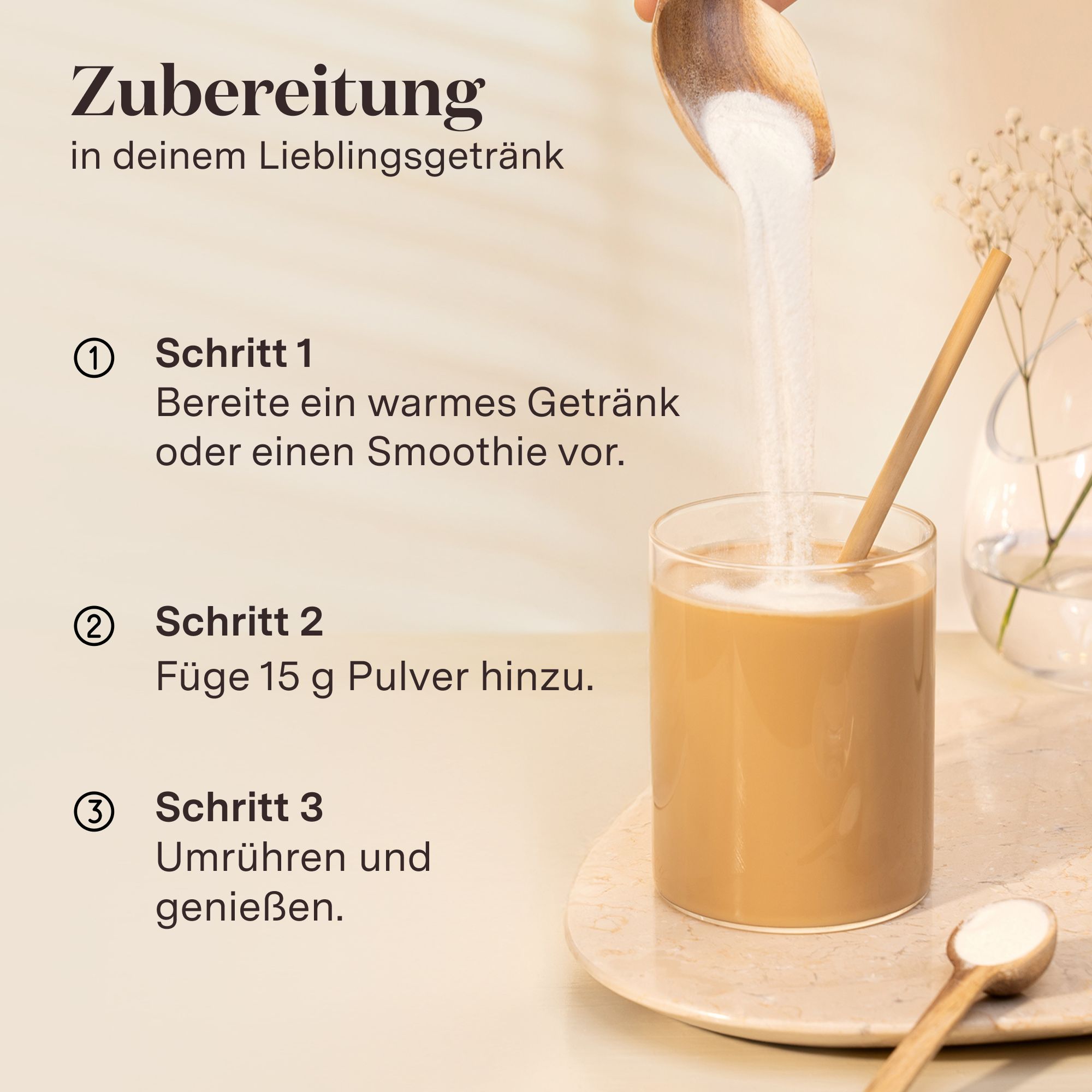 Glas mit Getränk, Kollagen Pulver wird hinzugefügt. Text: Zubereitung, Schritt 1: warmes Getränk, Schritt 2: 15g Pulver, Schritt 3: umrühren.