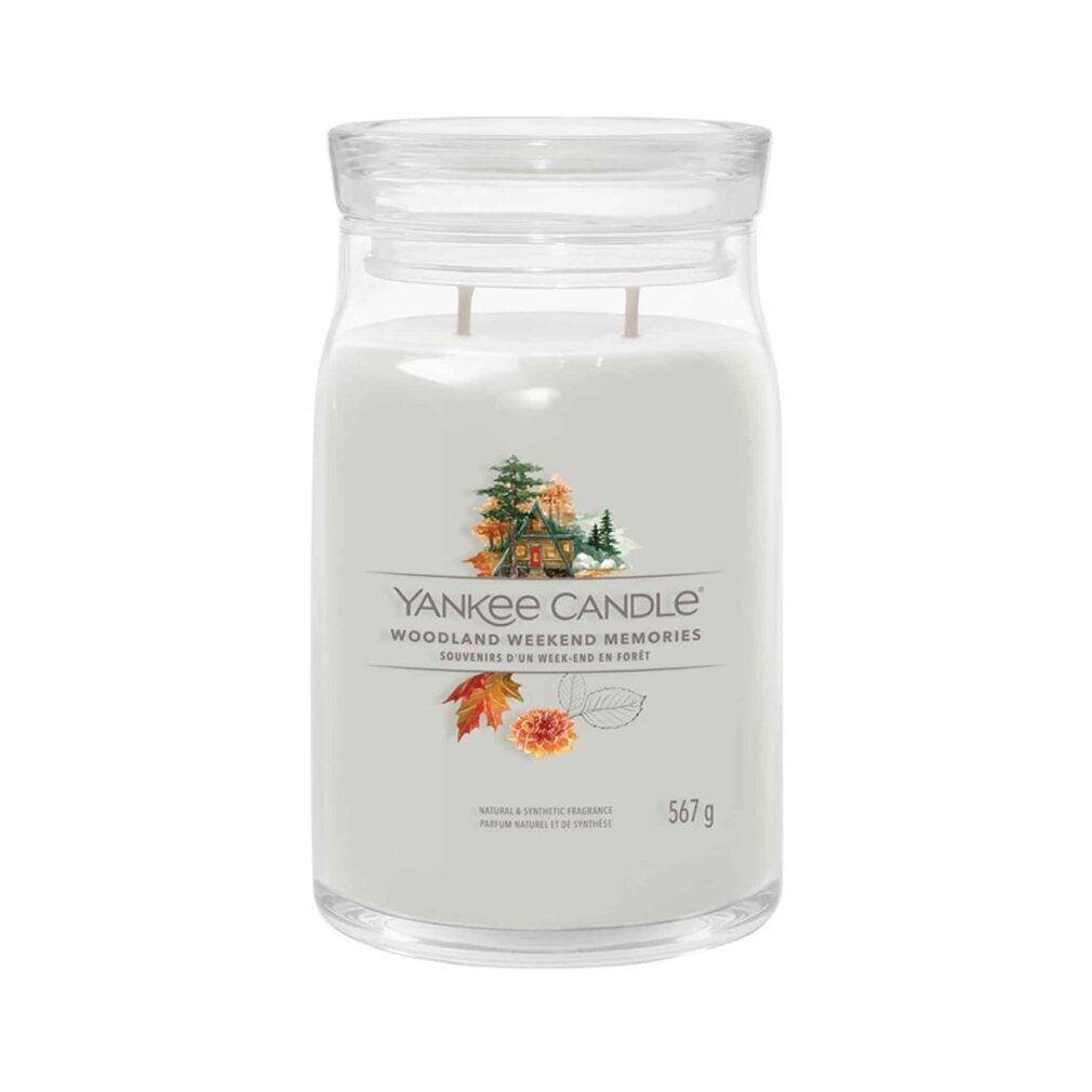 Große Yankee Candle Kerze mit Deckel. Aufschrift: Woodland Weekend Memories. 567g. Abbildung von Blättern und Bäumen.