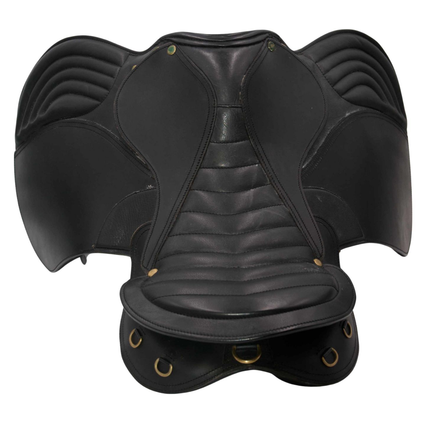 Schwarzer Sattel, Detailansicht. Gepolsterte Sitzfläche, Steppnähte, Messingringe.