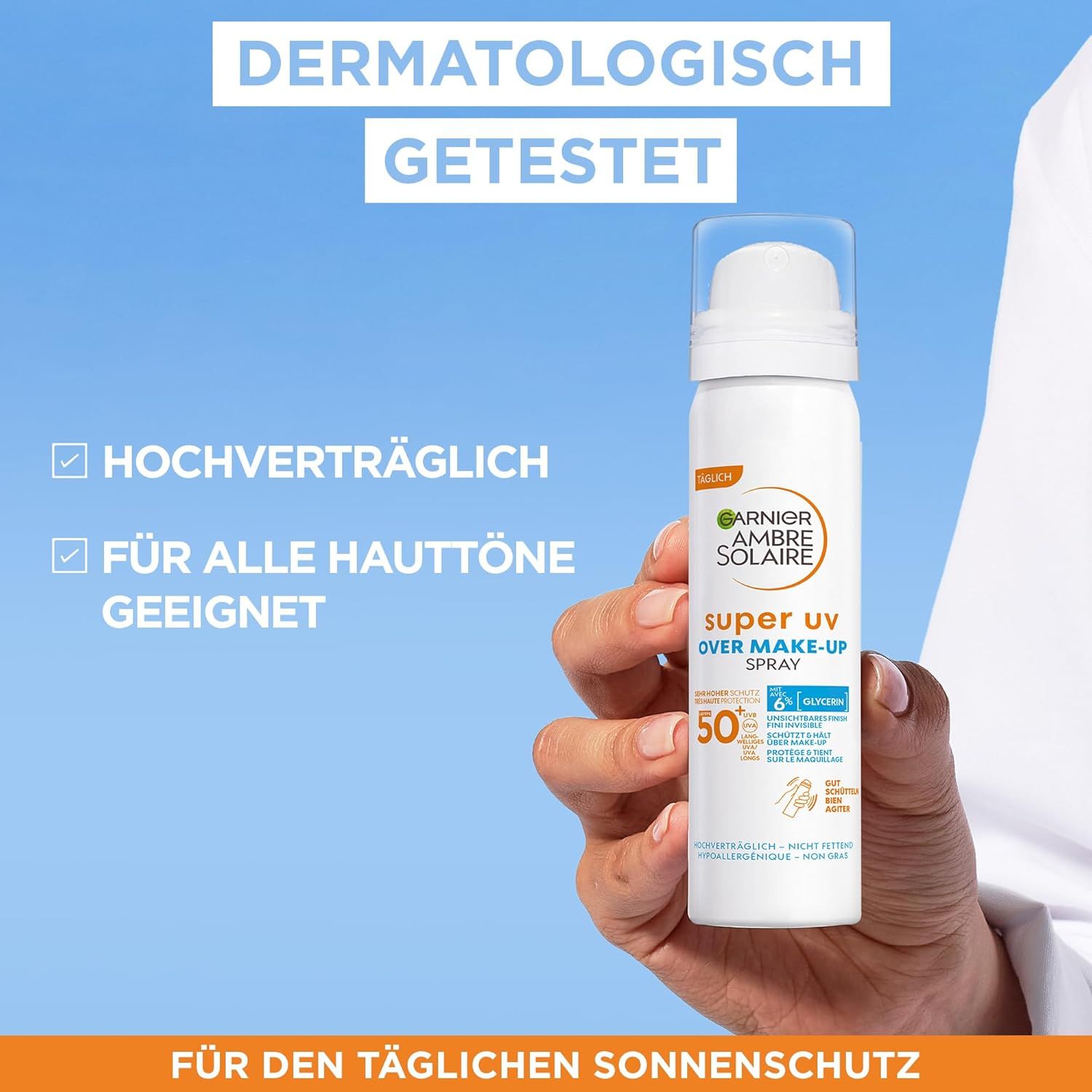 Hand hält Garnier Ambre Solaire Super UV Over Make-up Spray. Text: Dermatologisch getestet, hochverträglich, für alle Hauttöne geeignet.