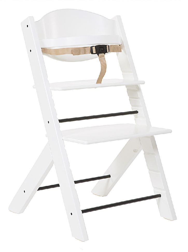 Weißer Hochstuhl mit Sicherheitsgurt. Holzkonstruktion mit Sitzfläche und Fußstütze. Schwarze Querstreben.