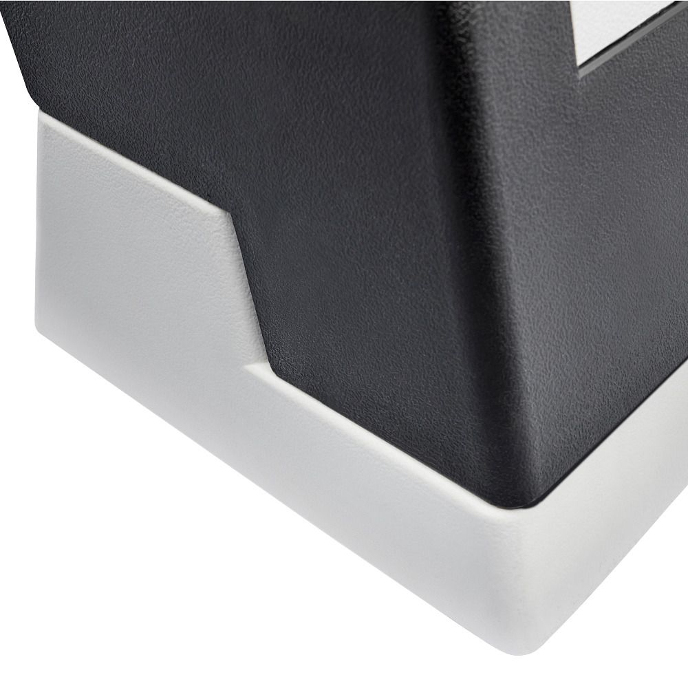 Ecke eines schwarzen Reebok Steps mit weißem Unterteil. Klare Linien und Kontrast.