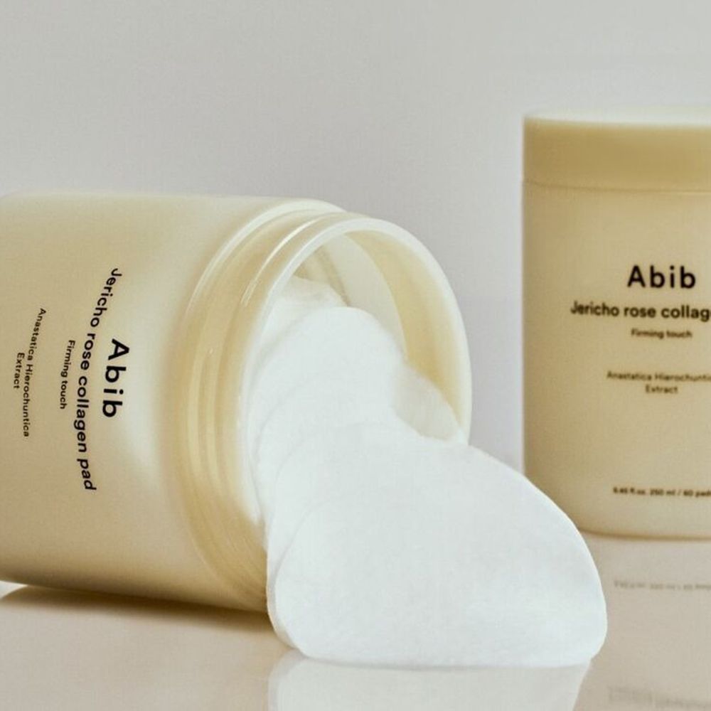 Geöffnete Dose mit Wattepads. Daneben eine weitere Dose. Text: „Abib Jericho rose collagen pad“