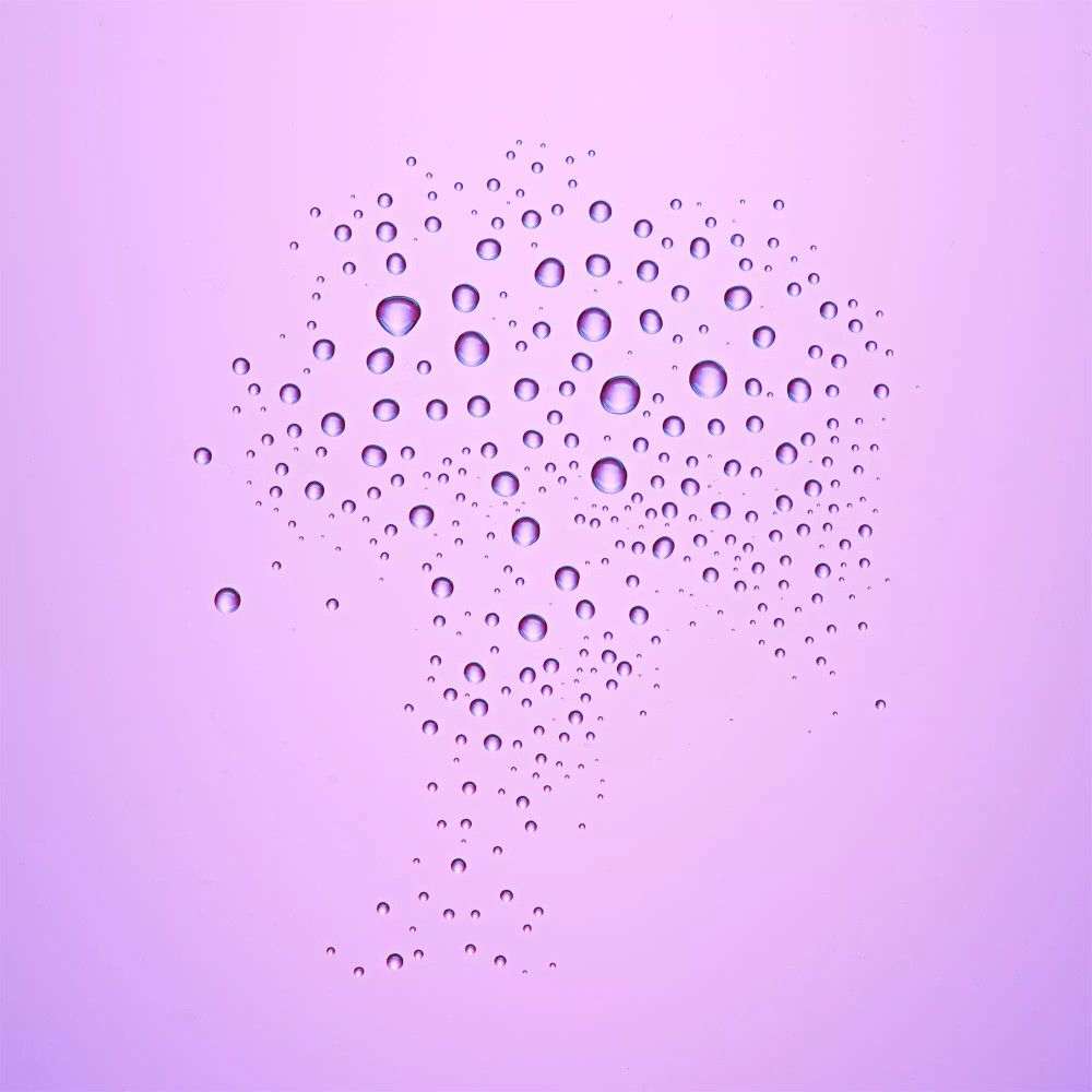 Nahaufnahme von Wassertropfen auf rosa Hintergrund. Die Tropfen bilden eine unregelmäßige Form, die an ein Gehirn erinnert.