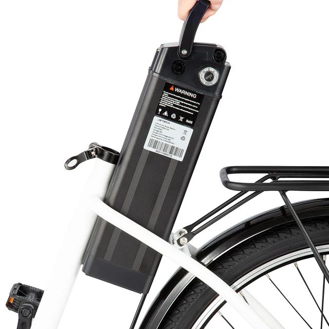 Person hält einen Akku für ein Elektrofahrrad. Schwarze Farbe, rechteckige Form.
