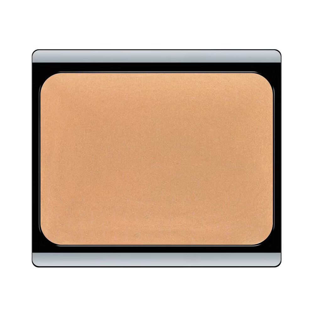 Kompakt-Make-up in einem silbernen Behälter. Die Farbe ist ein warmer, mittlerer Braunton.