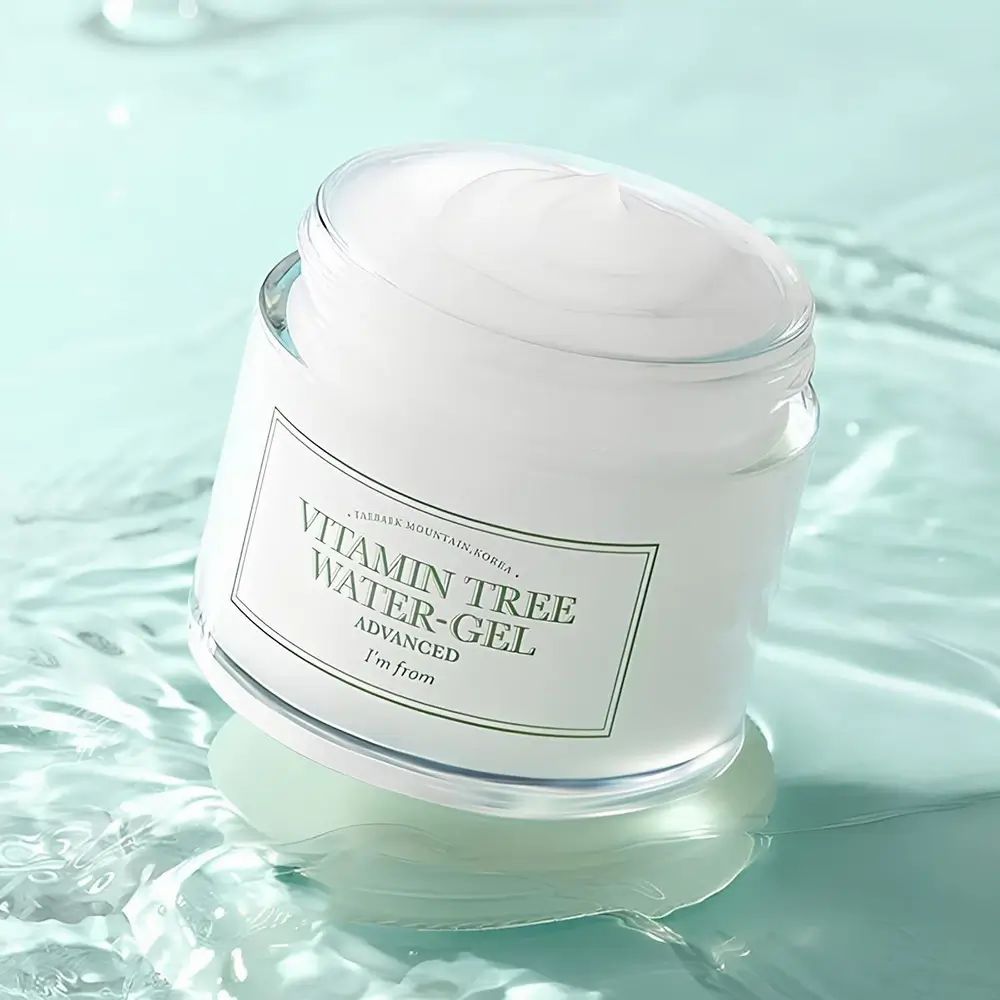 Glasbehälter mit grünem Deckel, teilweise gefüllt. Aufschrift: Vitamin Tree Water-Gel Advanced. I'm from.