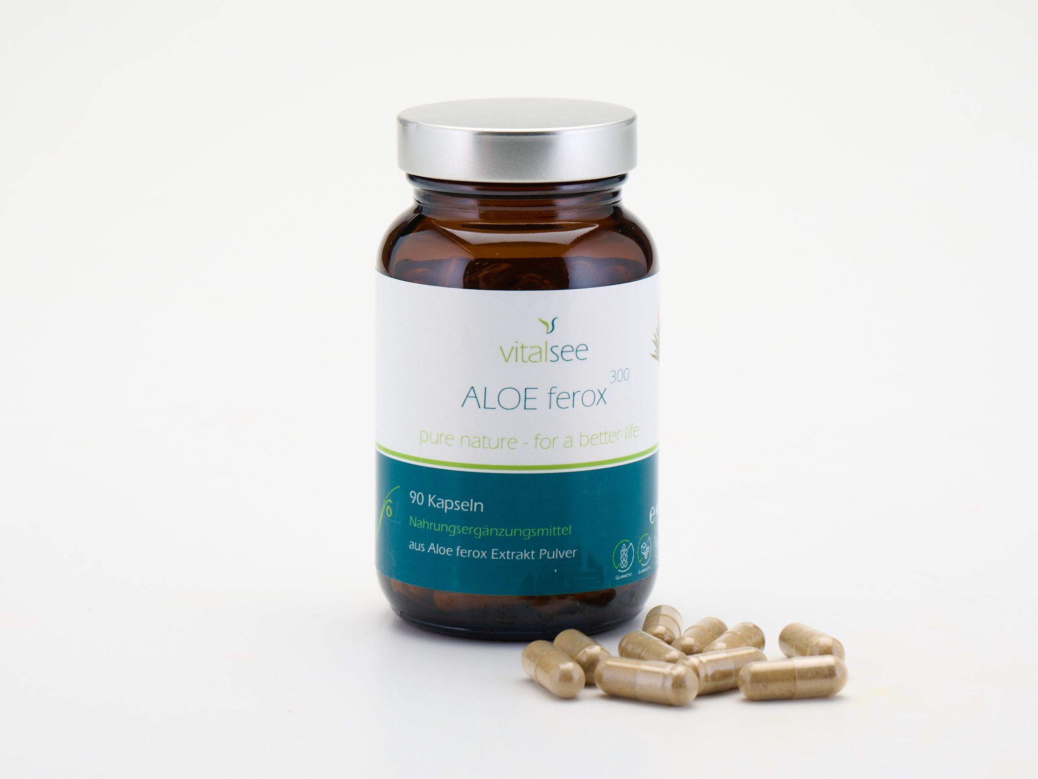 Braune Glasflasche mit silbernem Deckel und Kapseln daneben. Etikett mit "Vitalsee ALOE ferox 300 Extrakt". 90 Kapseln.
