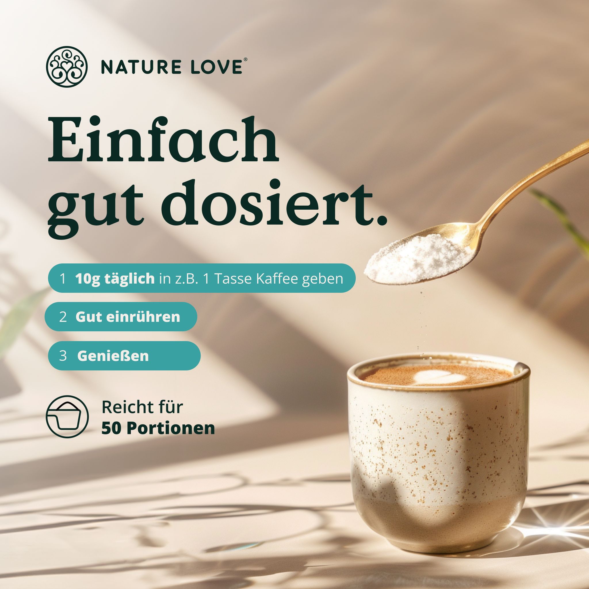 Löffel mit Kollagenpulver über einer Tasse Kaffee, NATURE LOVE Logo, Text: Einfach gut dosiert.