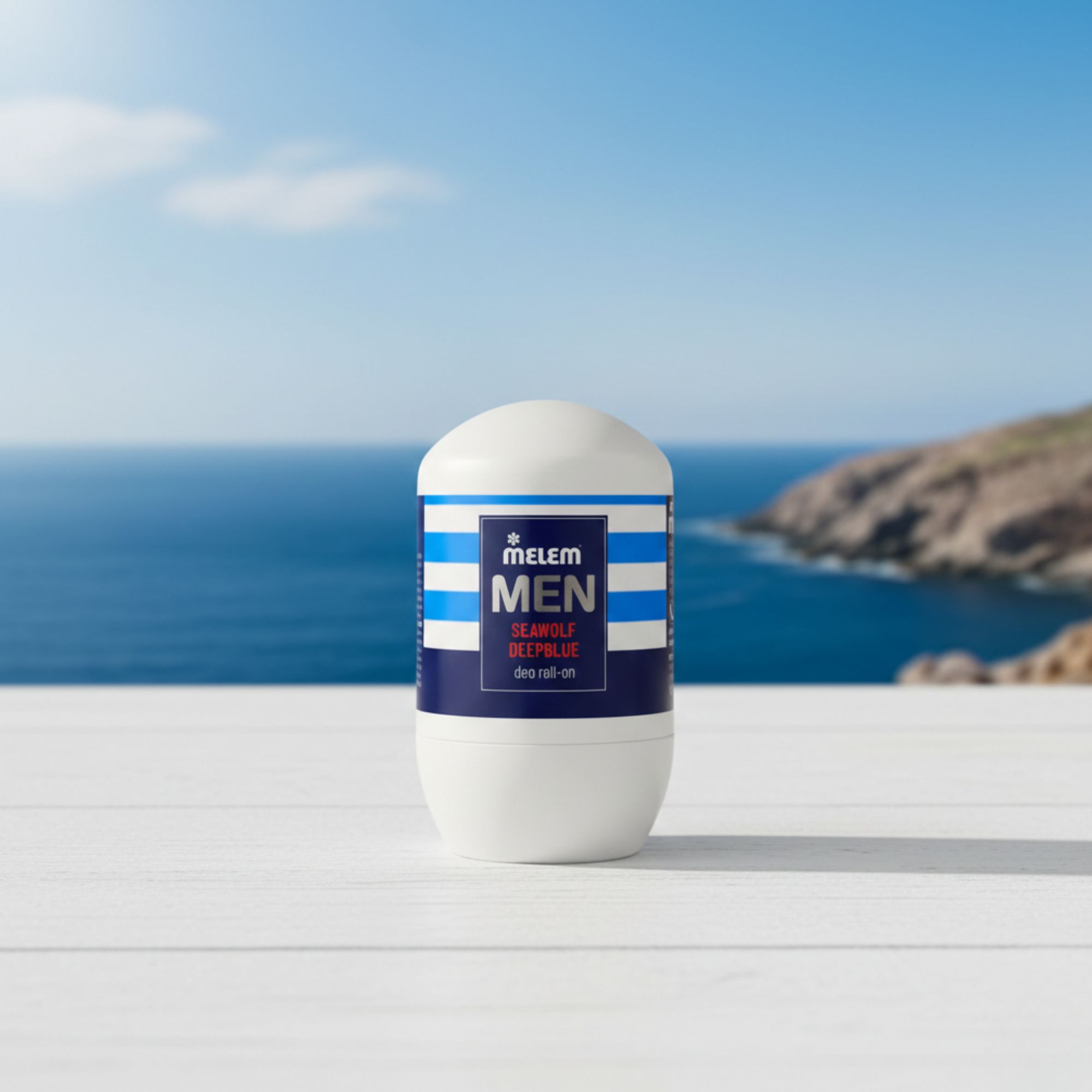 Weißer Roll-On-Deo mit blauen Streifen und Schriftzug. Vor dem Meer platziert.