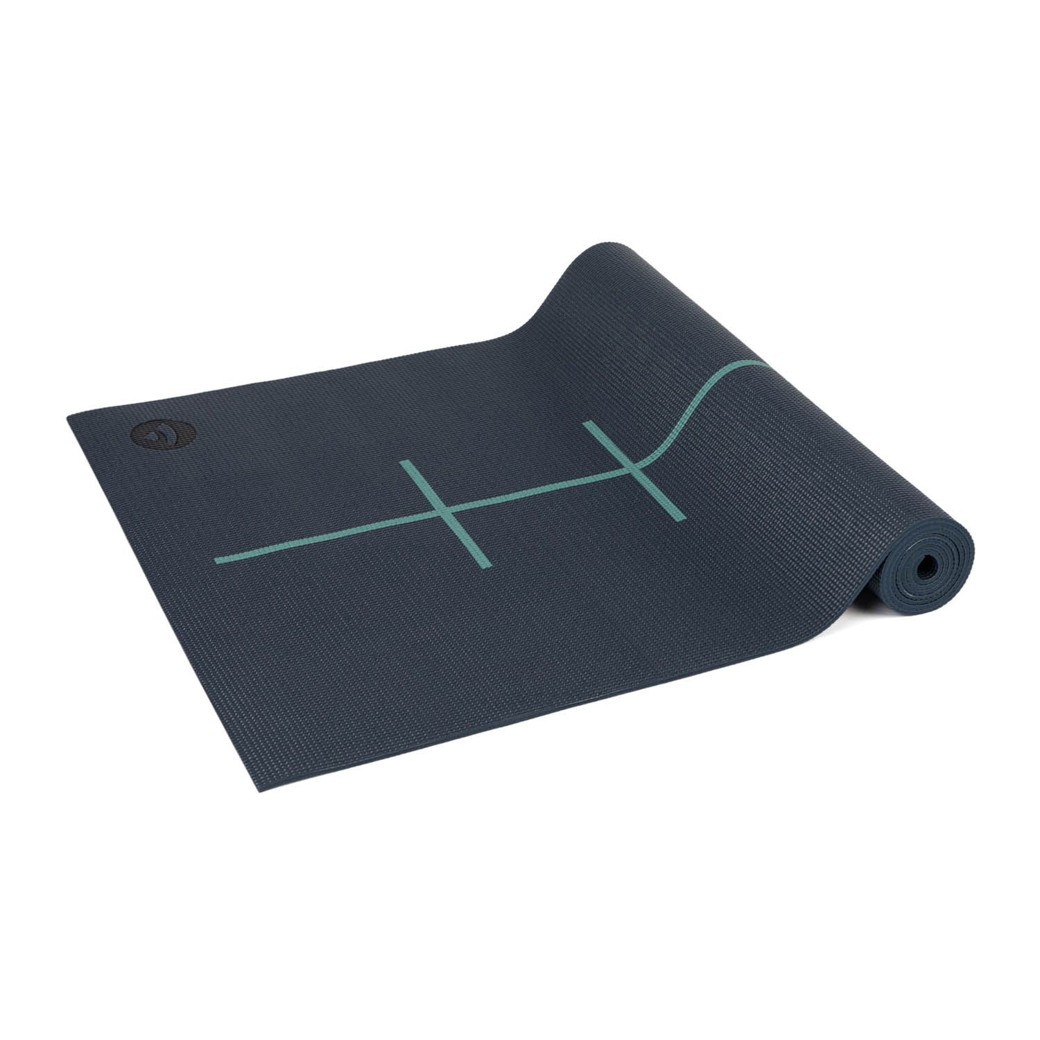 Yogamatte in Dunkelblau mit Ausrichtungslinien, teilweise gerollt. Auf weißem Hintergrund.