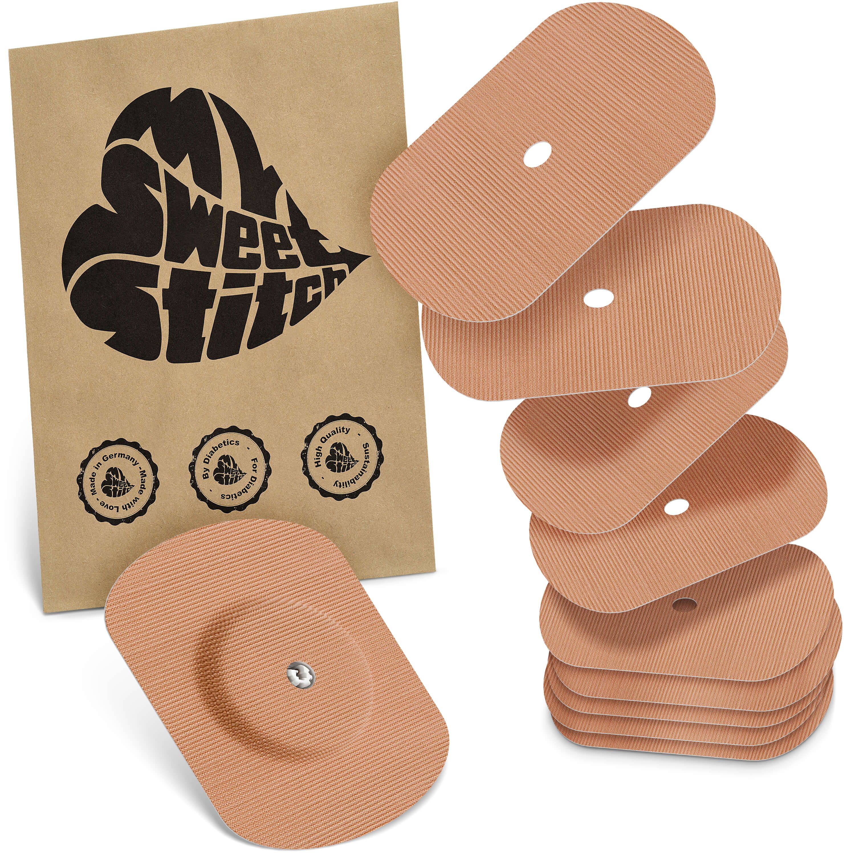 Beige Pflaster mit Belüftungsloch. Mehrere Pflaster und eine braune Verpackung mit Logo und Qualitätssiegeln.