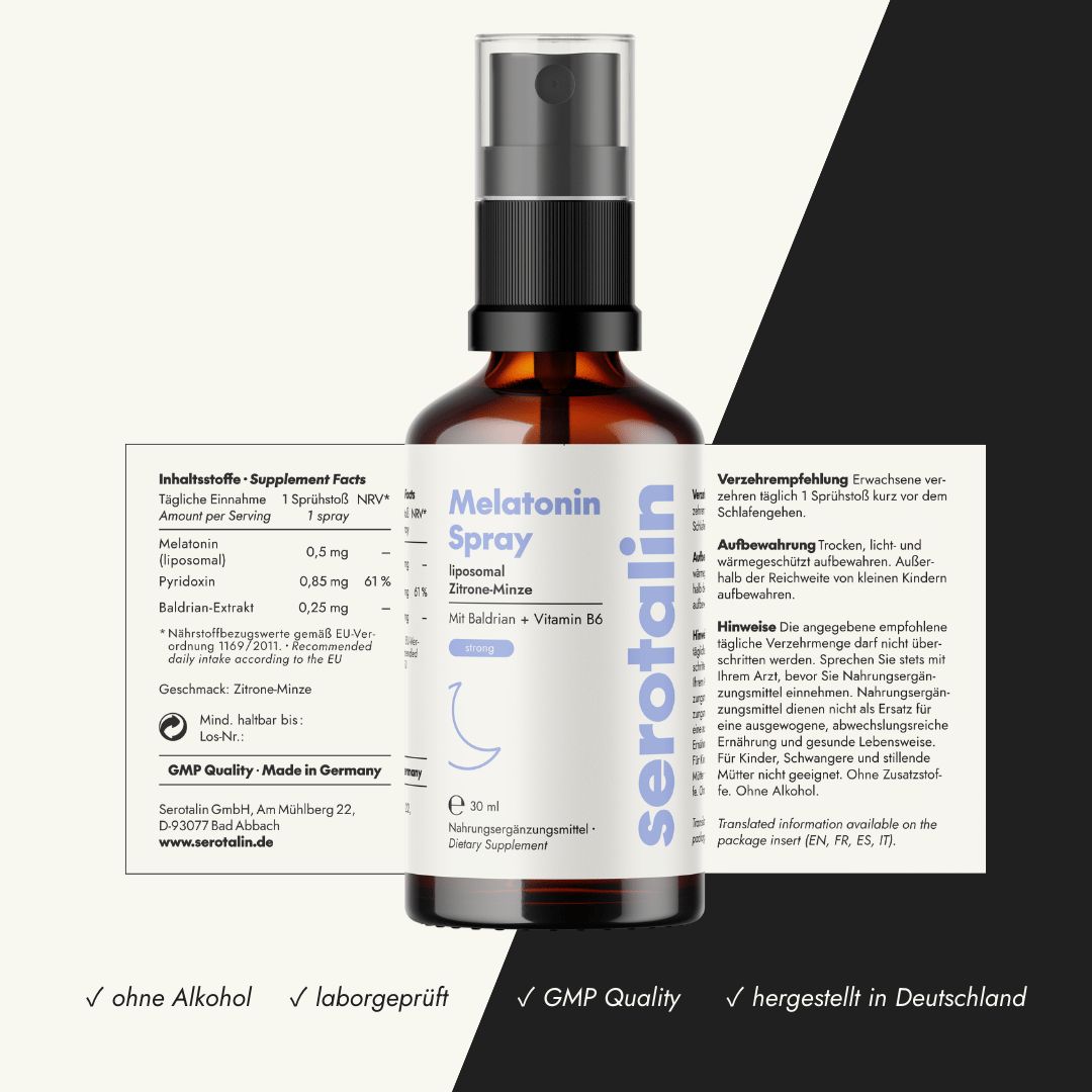 Braune Flasche mit Etikett und Text. Text: Melatonin Spray, liposomal, Zitrone-Minze. GMP Quality, hergestellt in Deutschland.