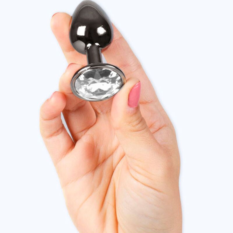 Gunmetal Butt Plug Kleine Größe, gehalten von einer Hand. Plug mit Kristall. Hintergrund weiß.