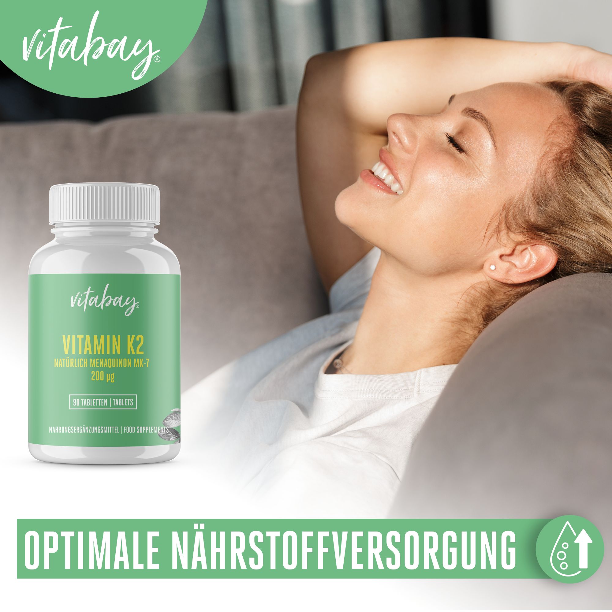Frau entspannt auf Sofa, Vitabay Vitamin K2 Flasche. Optimale Nährstoffversorgung.