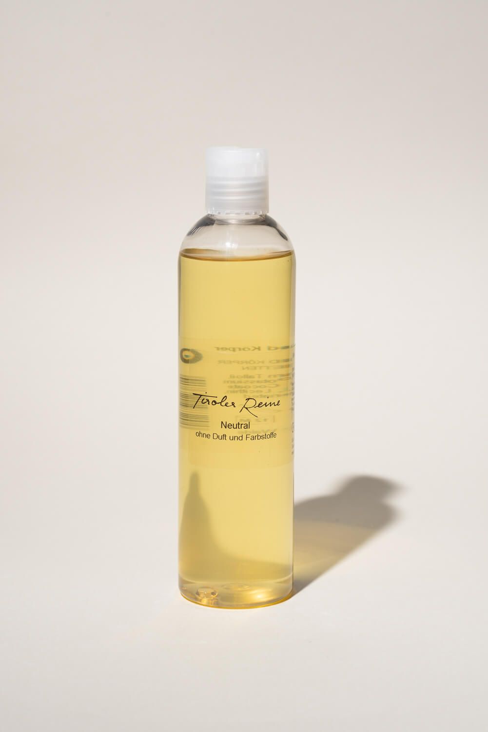 Transparente Flasche mit gelblicher Flüssigkeit. Aufschrift: Tiroler Reine Neutral. Ohne Duft und Farbstoffe. Weißer Verschluss.