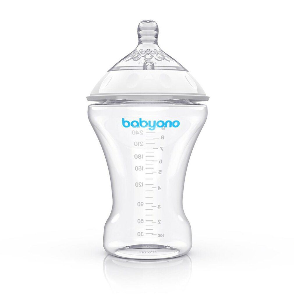 Transparente Babyflasche mit blauem Logo und Messskala. Mit Schnulleraufsatz. Auf weißem Hintergrund.