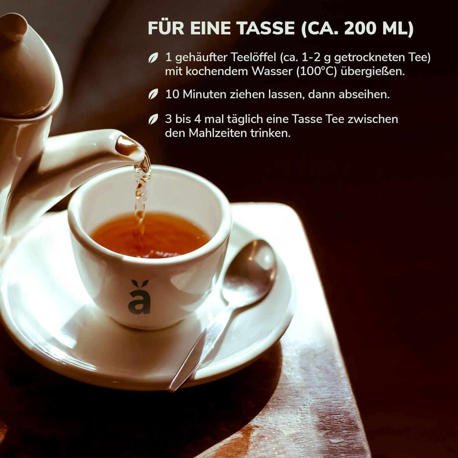 Tasse Tee, serviert. Teekanne gießt Tee in eine weiße Tasse. Aufschrift: Für eine Tasse (ca. 200 ml).