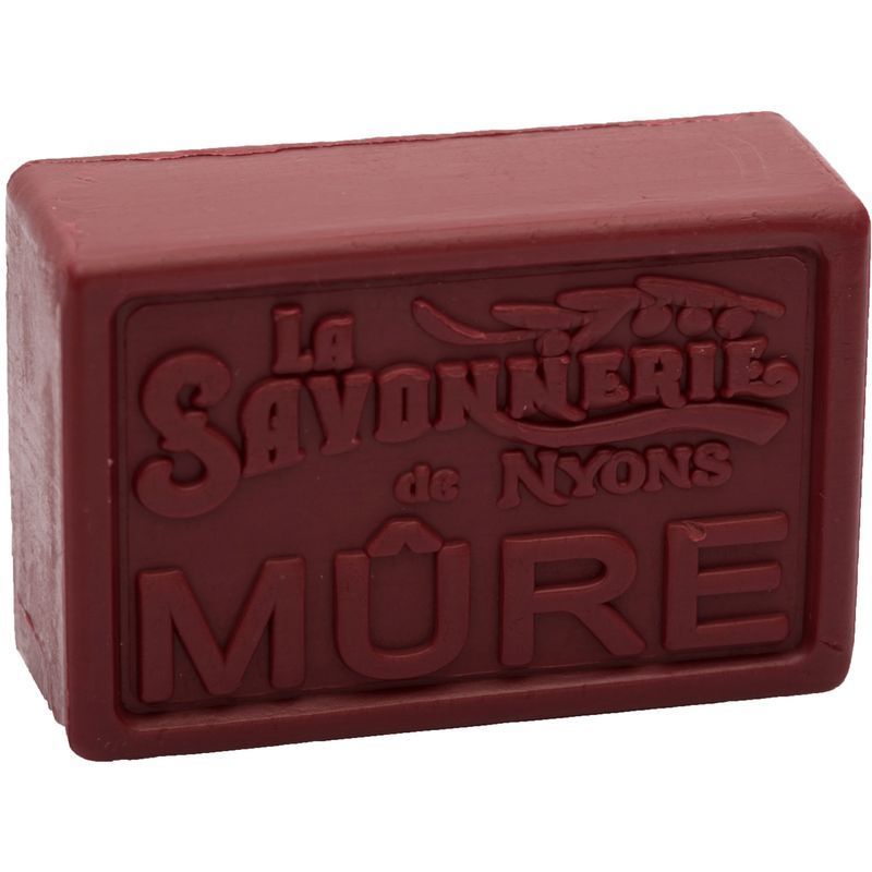 Rotes Seifenstück mit Prägung. Aufschrift: La Savonnerie de Nyons, Mûre.