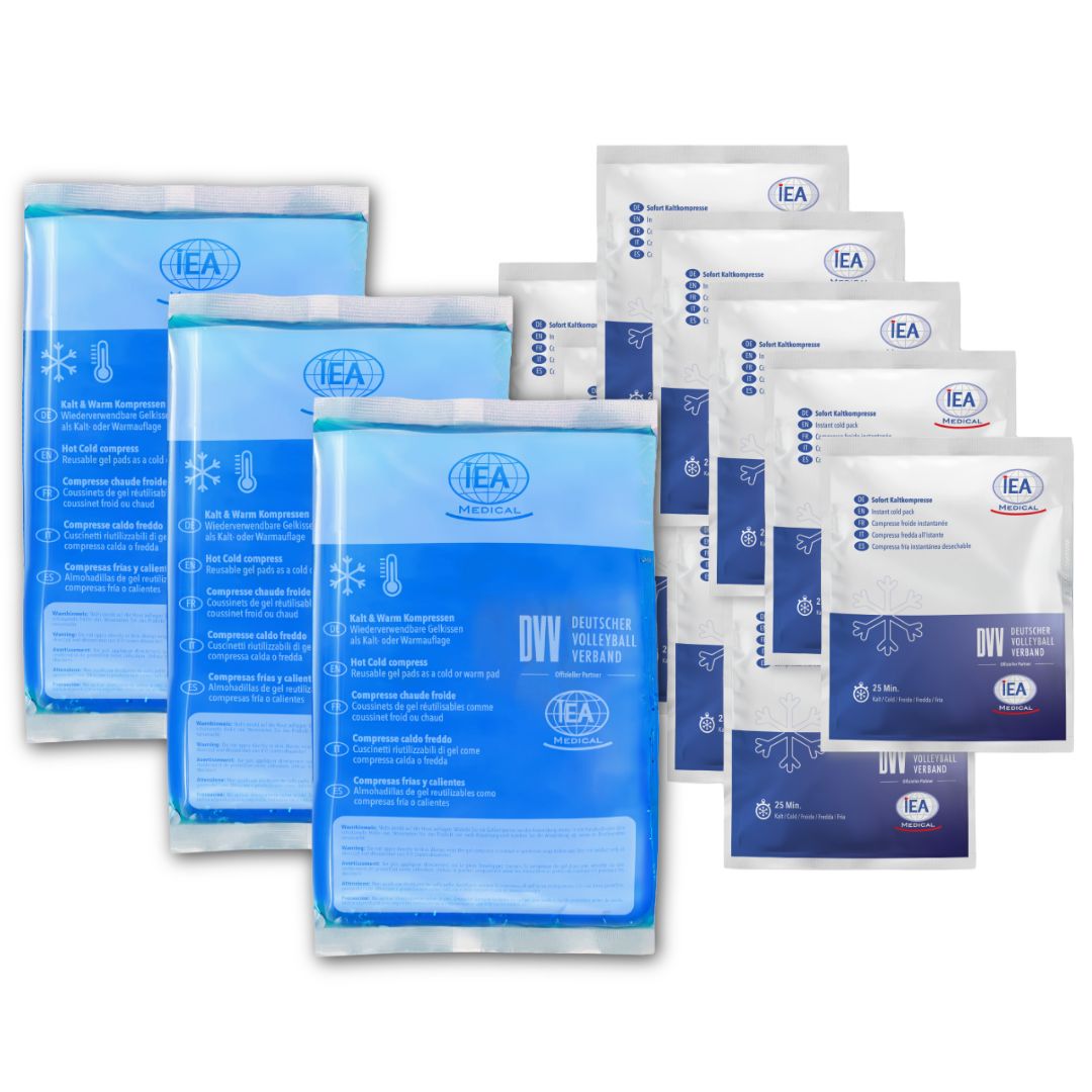 Mehrere blaue und weiße Kompressen-Packs. Einige zeigen das IEA-Logo und Text. Das DVV-Logo ist ebenfalls sichtbar.