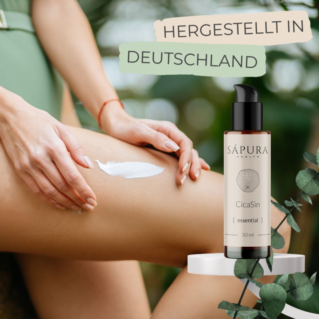 Frau trägt Creme auf Bein auf. Daneben Produktflasche. Aufschrift: Sápura Health, CicaSin [essential], 50 ml.