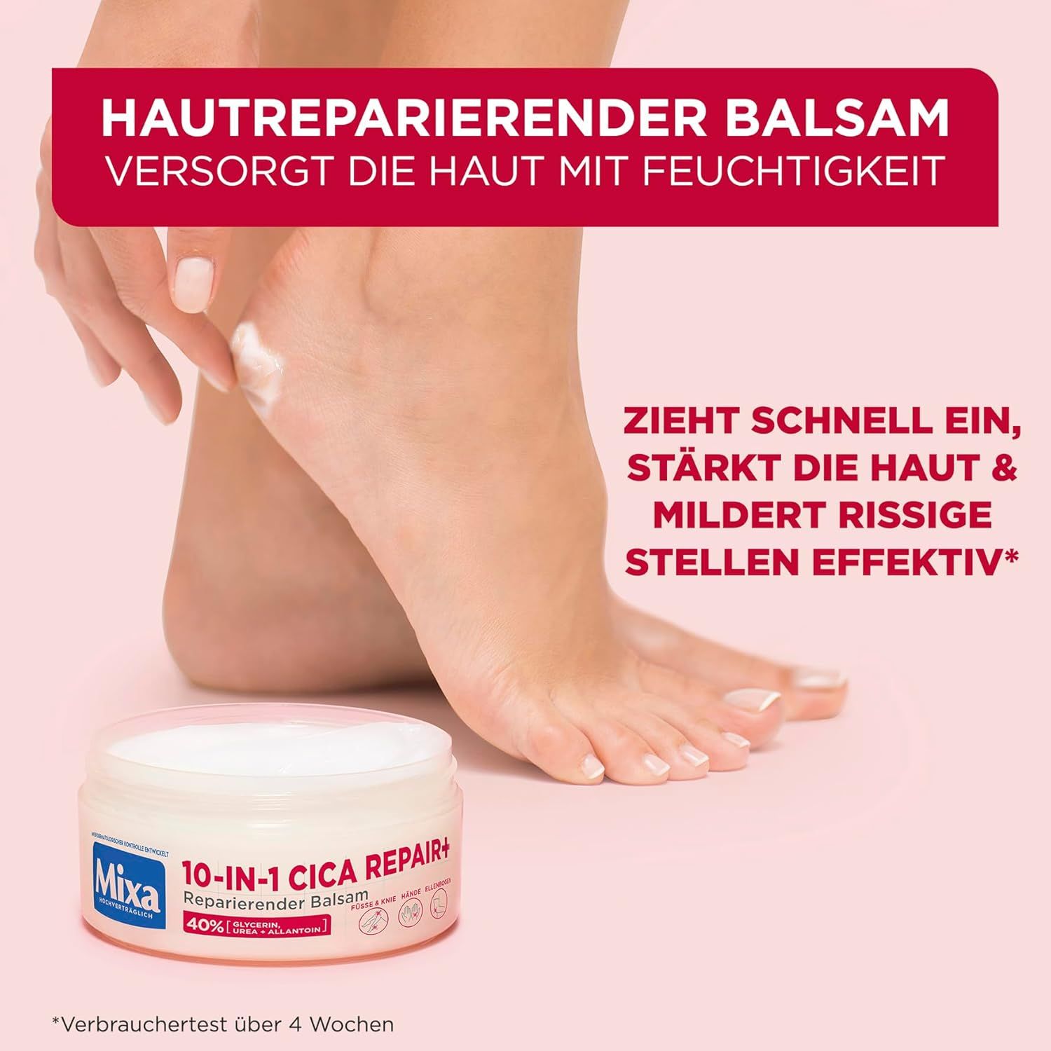 Person trägt Balsam auf Fuß auf. Produktbehälter sichtbar. Text: Hautreparierender Balsam, versorgt die Haut mit Feuchtigkeit. Zieht schnell ein.