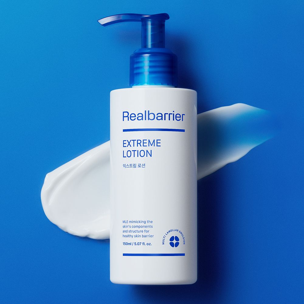 Weiße Flasche mit blauem Pumpkopf. Aufschrift: Realbarrier, Extreme Lotion. Daneben ein Klecks Creme auf blauem Hintergrund.