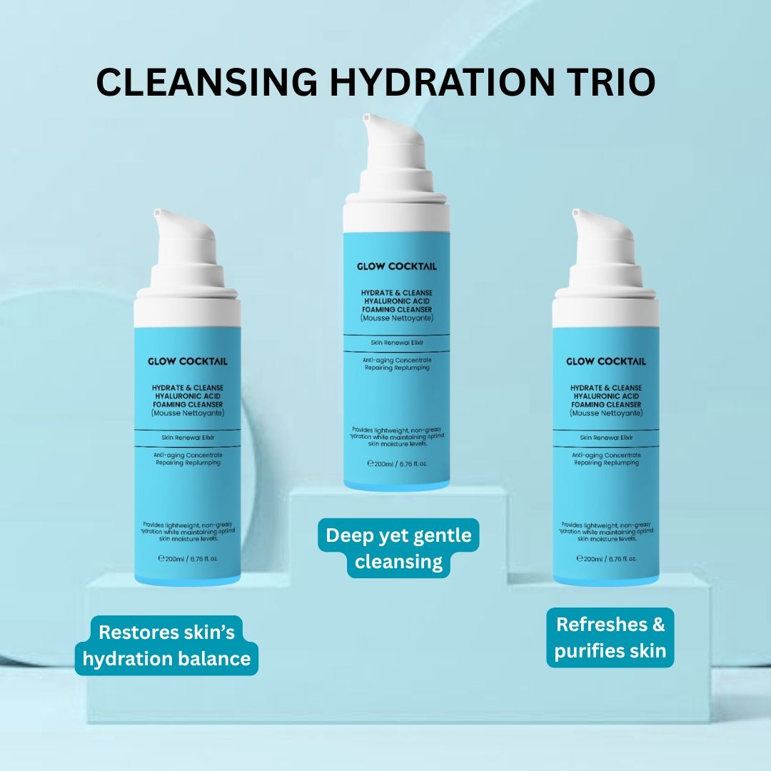 Drei Flaschen auf Podest. Text: Glow Cocktail, Hydrate & Cleanse, Hyaluronsäure, Foaming Cleanser. Schriftzüge: Cleansing Hydration Trio.