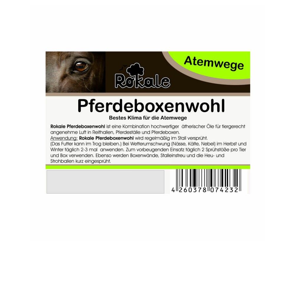 Etikett mit Text: Pferdeboxenwohl, Rokale. Enthält ätherische Öle. Text über Anwendung. Braune und grüne Farben. Barcode.