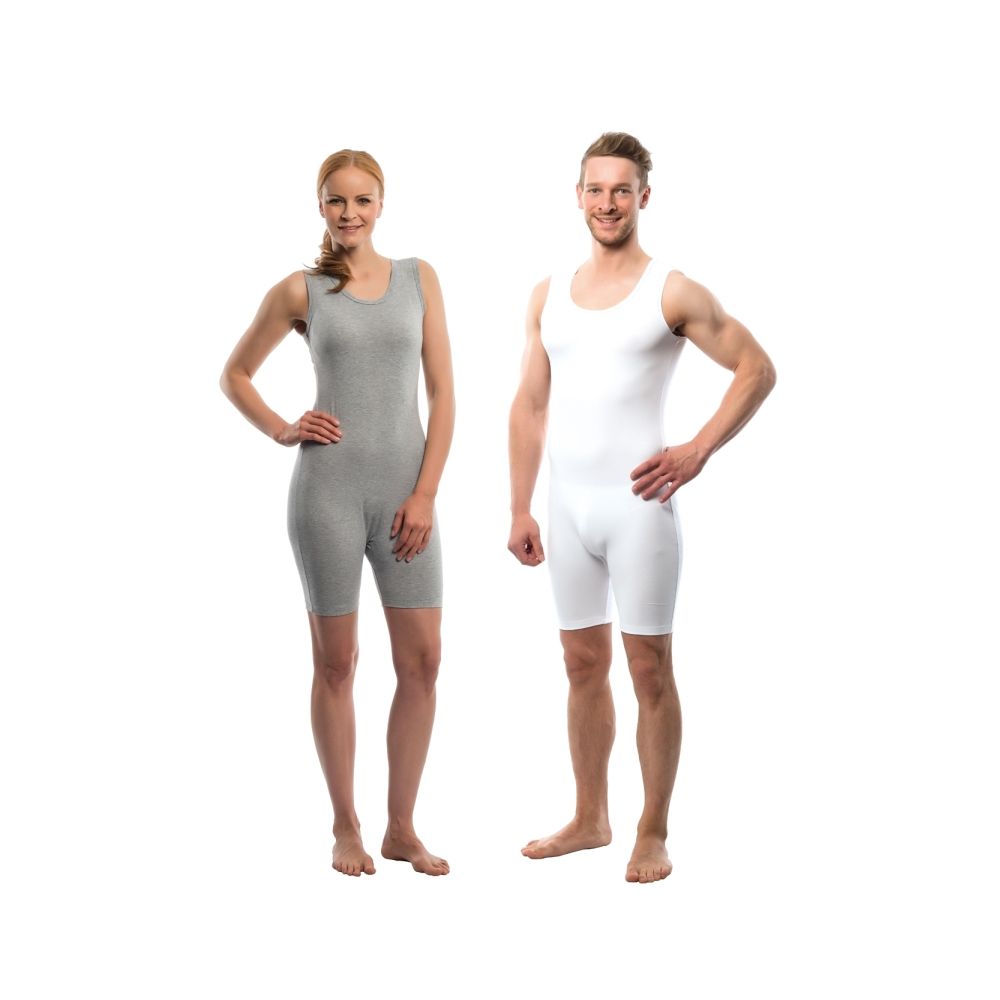 Zwei Personen tragen Pflegebodys ohne Arm. Eine Person in Grau, die andere in Weiß. Beide haben kurze Beine und sind ärmellos.