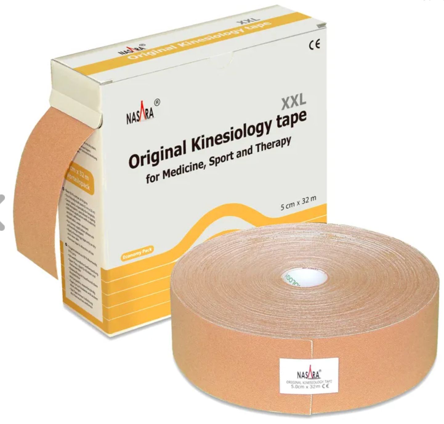 Beige Kinesiologie-Tape-Rolle und Karton. Aufschrift: NASARA Original Kinesiology tape. 5 cm x 32 m. Für Medizin, Sport und Therapie.