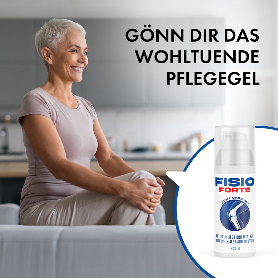 Ältere Frau sitzt und lächelt. Fisio Forte Gel-Flasche im Hintergrund. Text: Gönn dir das wohltuende Pflegegel.