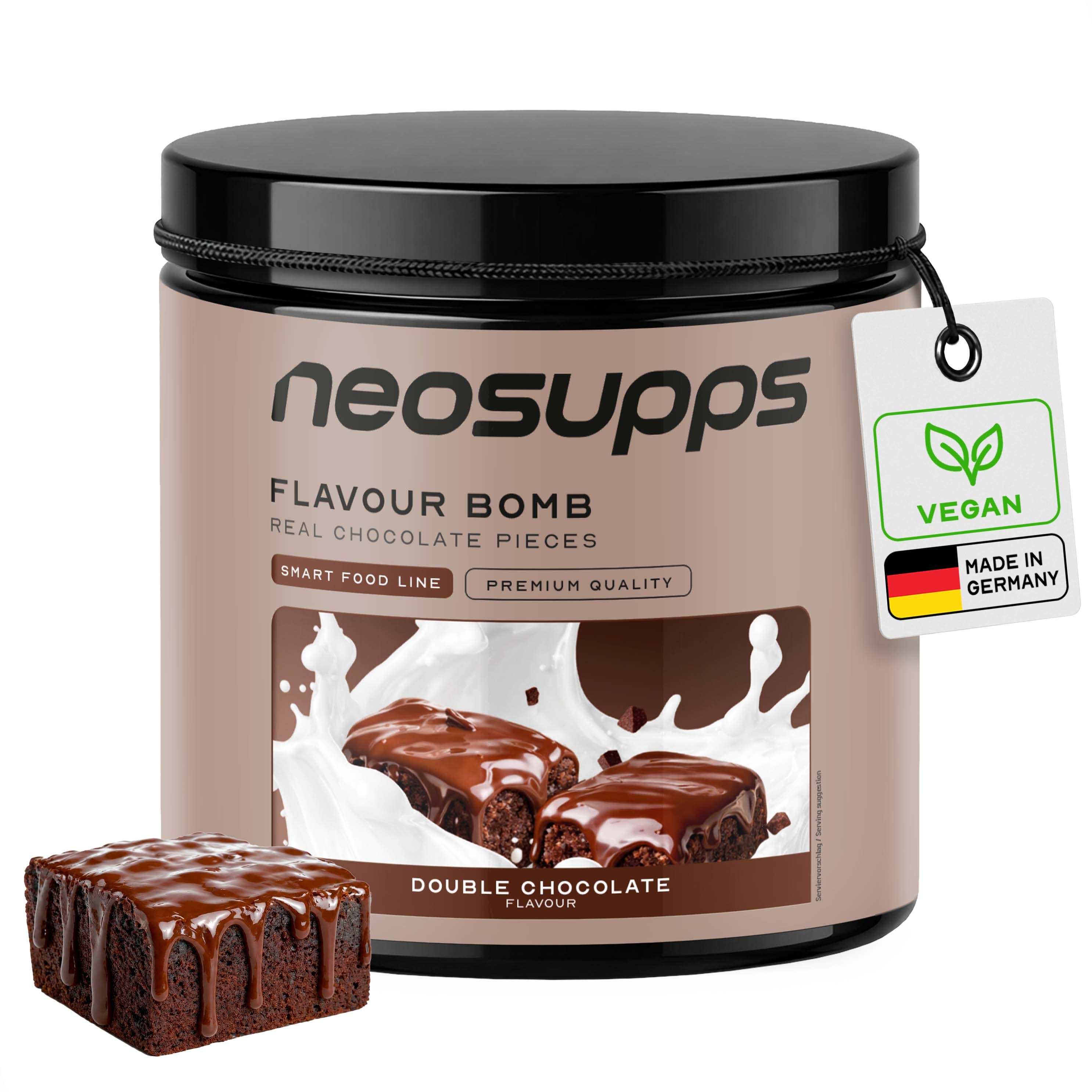 Neosupps Flavour Bomb Double Chocolate Dose mit einem Stück Schokoladenkuchen.