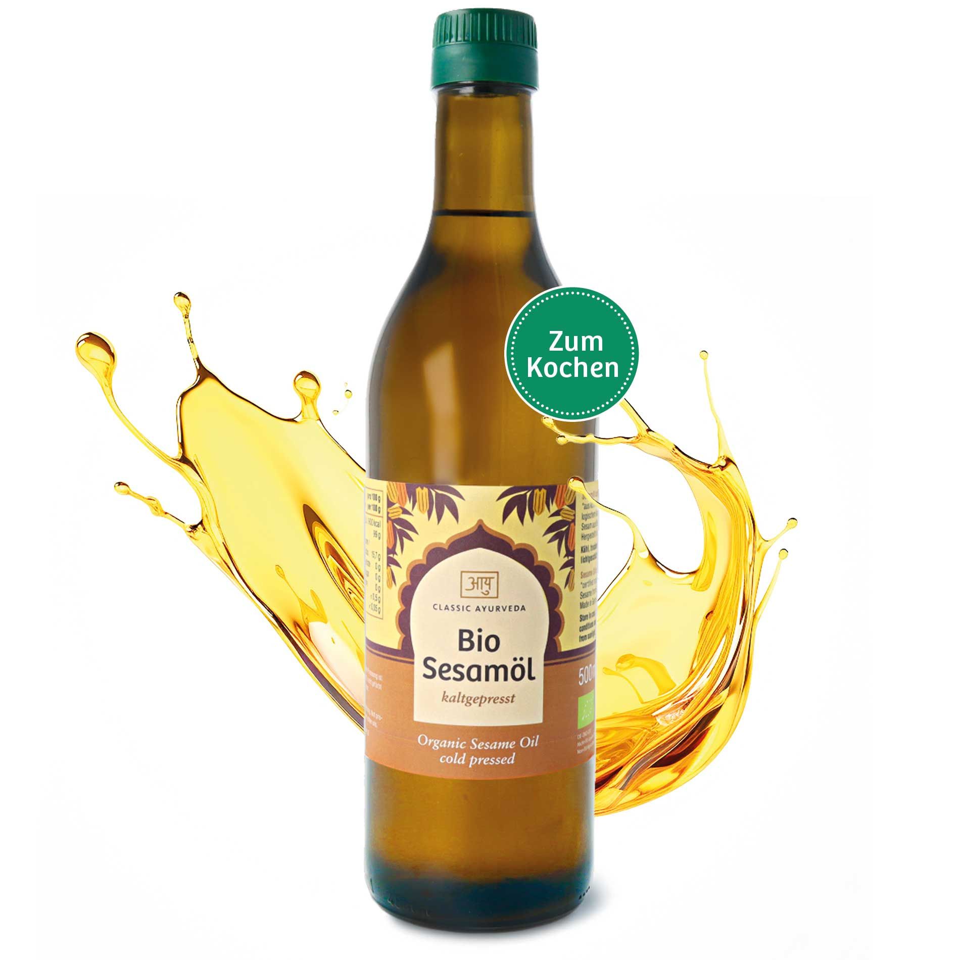 Braune Glasflasche mit Etikett. Aufschrift: Bio Sesamöl, kaltgepresst. Grüner Deckel. Gelber Ölspritzer.