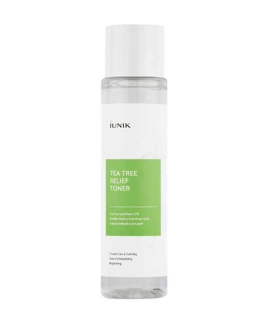 Transparente Flasche mit weißem Deckel. Grün-weißes Etikett mit Text: IUNIK, Tea Tree Relief Toner.
