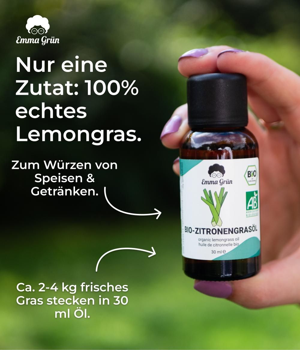 Hand hält Flasche Emma Grün Bio-Zitronengrasöl. Text: Nur eine Zutat: 100% echtes Lemongras. Zum Würzen von Speisen & Getränken. Bio-Siegel.