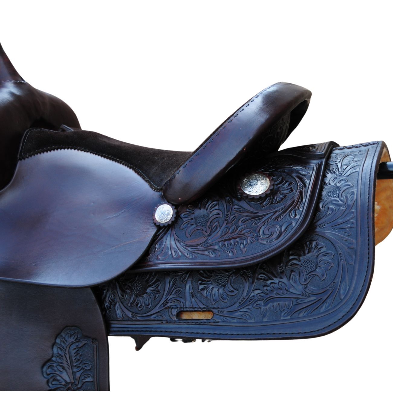 Brauner Westernsattel mit floralen Mustern. Silberne Verzierungen. Detailansicht.