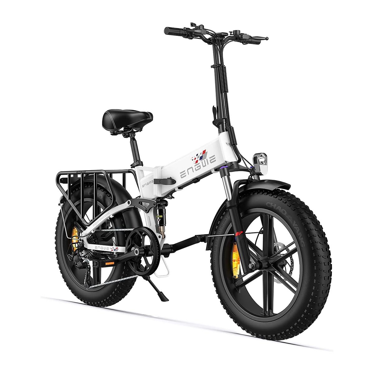 Weißes E-Bike mit schwarzen Reifen, Gepäckträger und Scheinwerfer. Das Logo ENGWE ist sichtbar.