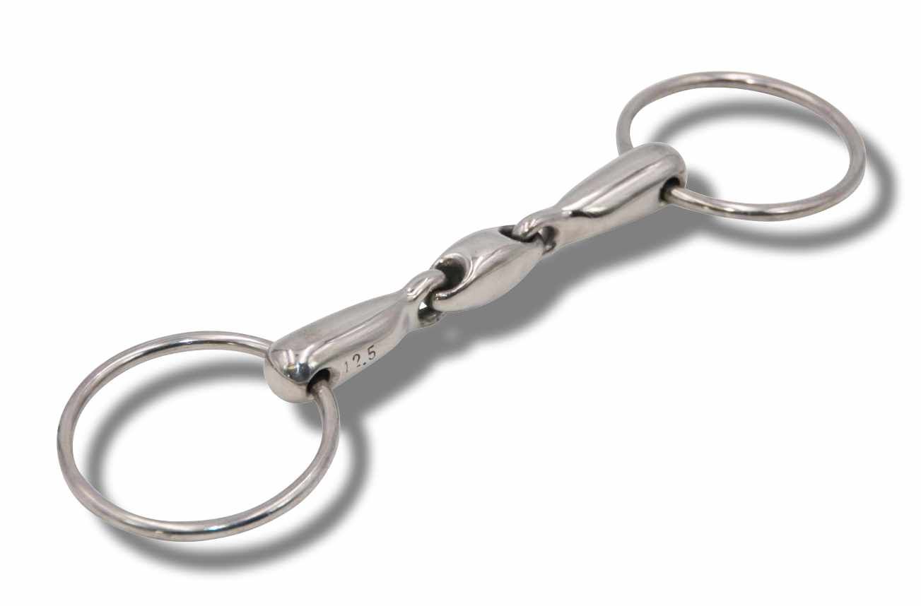 Metall-Wassertrense mit zwei Ringen und einem Mittelstück. Glänzendes Metall, vermutlich Edelstahl.