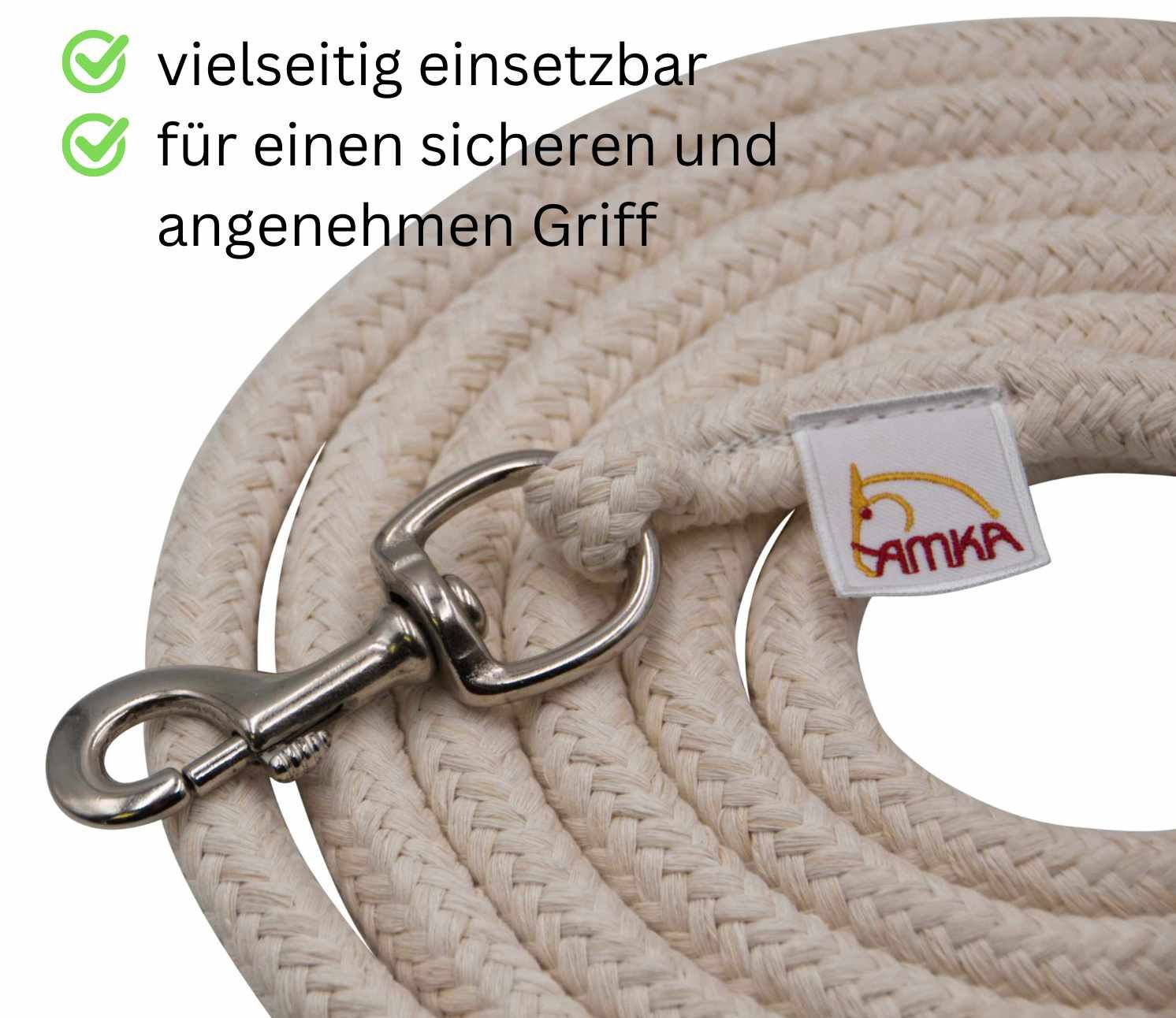Aufgerollte, naturfarbene Baumwoll-Bodenleine mit Metallkarabiner. AMKA-Logo. Text: Vielseitig einsetzbar. Für einen sicheren und angenehmen Griff.