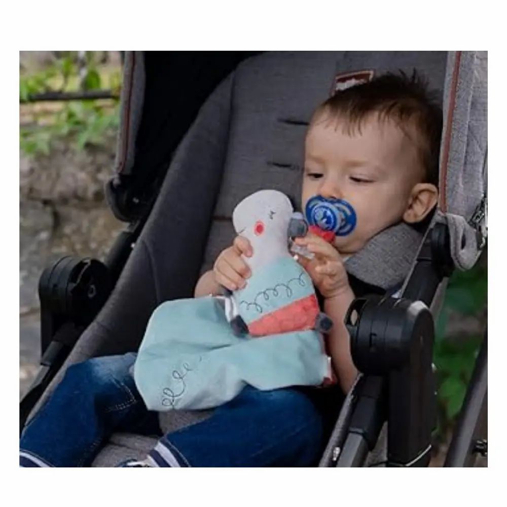 Kind im Kinderwagen mit Kuscheltuch und Schnuller. Blaues Tuch, Nilpferd-Kopf.