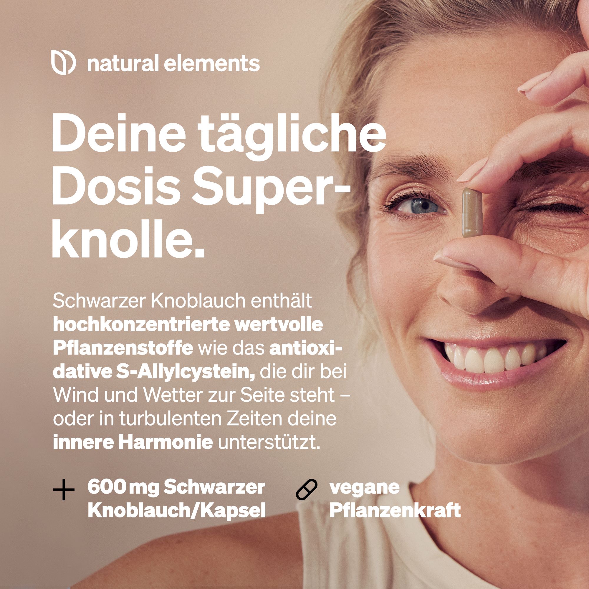 Frau hält Kapsel. Text: Deine tägliche Dosis Superknolle. Schwarzer Knoblauch enthält wertvolle Pflanzenstoffe.