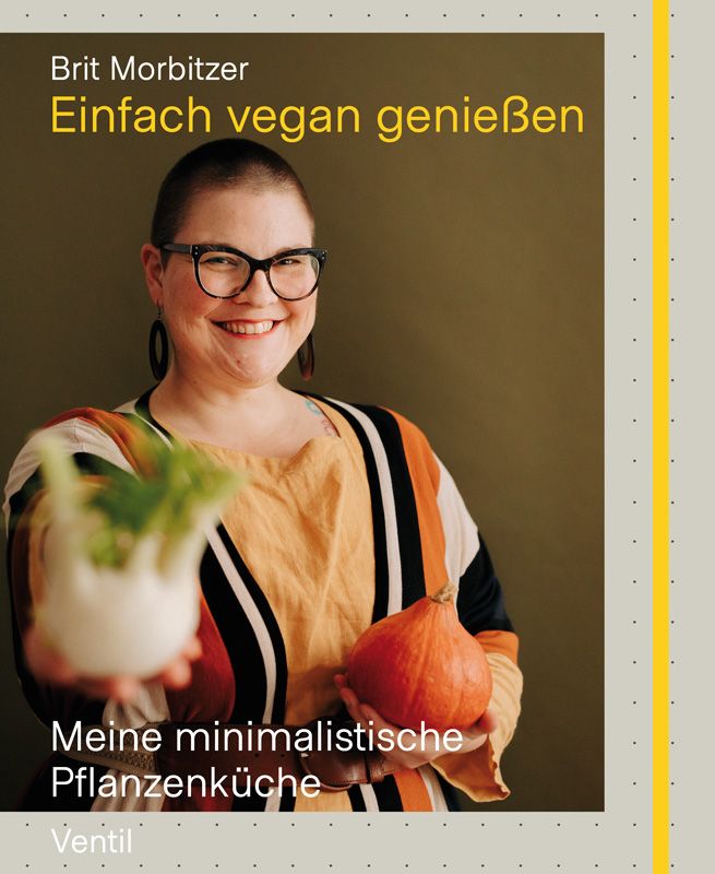 Buchcover mit Titel "Einfach vegan genießen" von Brit Morbitzer. Frau hält Gemüse und Kürbis. "Meine minimalistische Pflanzenküche".