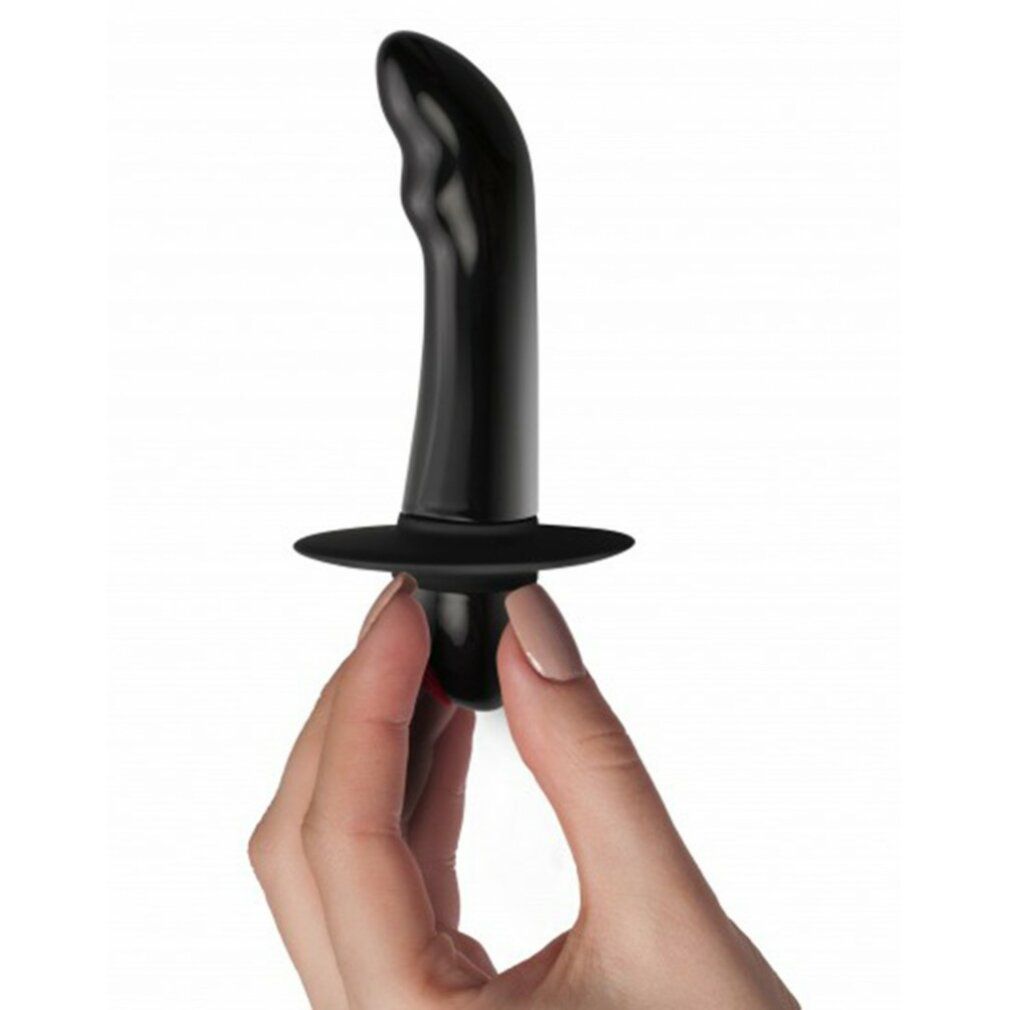 Schwarzer Vibrator, gehalten von einer Hand. Gebogene Form, breiter Sockel, roter Knopf.