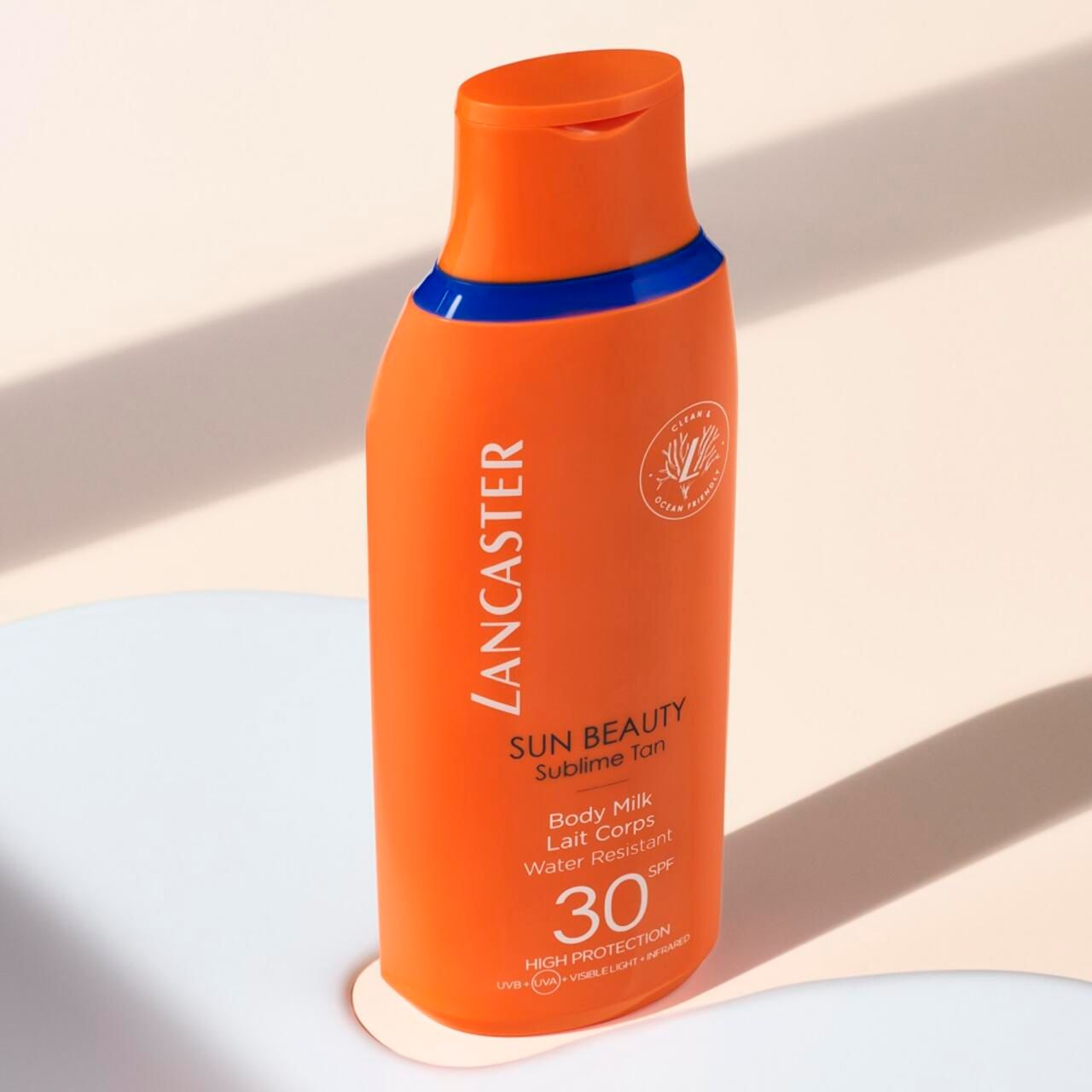 Orangefarbene Flasche mit blauem Akzent. Produktname und SPF 30 sind sichtbar. Text: Lancaster, Sun Beauty, Body Milk, Water Resistant.